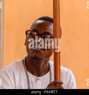 Lomé, Togo - Mar 9, 2013 : le Réseau non identifié l'homme portant des lunettes. Peuple Togolais souffrent de la pauvreté en raison de l'instabilité de la situation économique. Banque D'Images