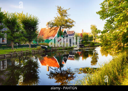 Maison traditionnelle dans le village historique de Zaanse Schans, Pays-Bas Banque D'Images