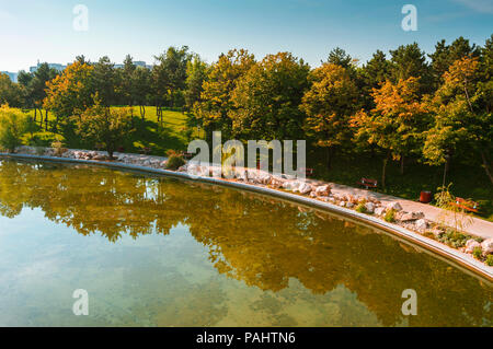 Drumul Taberei vue aérienne du parc, également connu sous le nom Moghioros Park, à Bucarest en Roumanie, dans une journée ensoleillée d'automne. Matin calme au bord du lac Banque D'Images