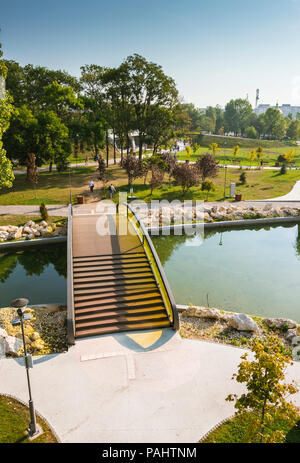 Drumul Taberei vue aérienne du parc, également connu sous le nom Moghioros Park, à Bucarest en Roumanie, dans une journée ensoleillée d'automne. Pont sur le lac Banque D'Images