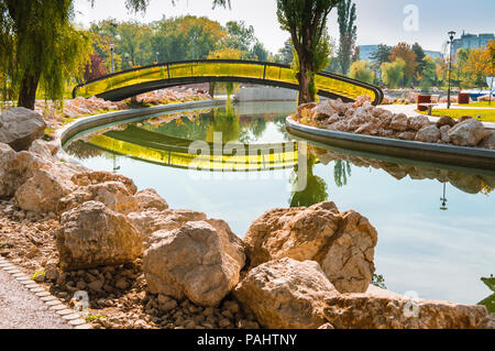 Pont sur le lac dans le parc Drumul Taberei, également connu sous le nom Moghioros Park, à Bucarest en Roumanie, dans une journée ensoleillée d'automne. Banque D'Images