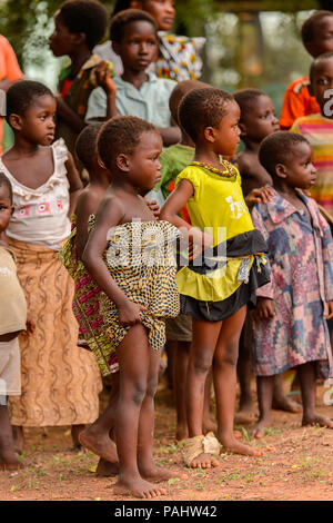 KARA, TOGO - Mar 9, 2013 : le Réseau non identifié dans une robe fille regarde le spectacle de musique locale. Les gens souffrent de la pauvreté au Togo en raison de l'instabilité de l'éco Banque D'Images