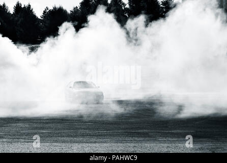 Bucarest, Roumanie - 4 avril 2015 : Dérive car show au Salon de l'automobile de Bucarest. La dérive de la roue de voiture de sport, entouré de fumée secondaire Banque D'Images