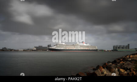 La Reine Elizabeth de croisière amarrés à Newcastle, 1er mars 2018, New South Wales, Australie. Banque D'Images