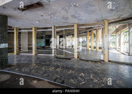 L'entrée avant de l'hôtel abandonné, une fois la Ducor plus importants hôtels à Monrovia, Libéria Banque D'Images