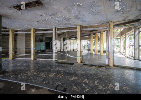 L'entrée avant de l'hôtel abandonné, une fois la Ducor plus importants hôtels à Monrovia, Libéria Banque D'Images