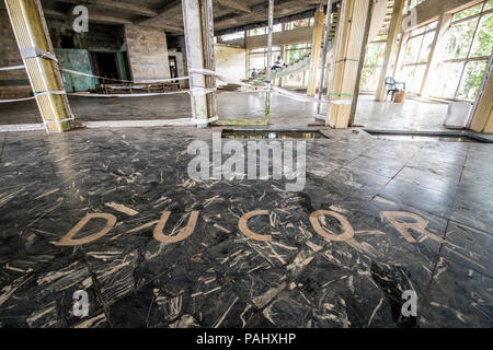 L'entrée avant de l'hôtel abandonné, une fois la Ducor plus importants hôtels à Monrovia, Libéria Banque D'Images