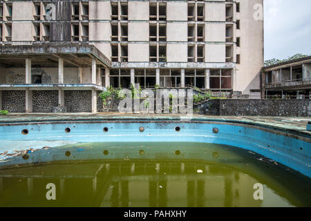 Une piscine à l'hôtel Ducor, une fois abandonnés les plus importants hôtels à Monrovia, Libéria Banque D'Images