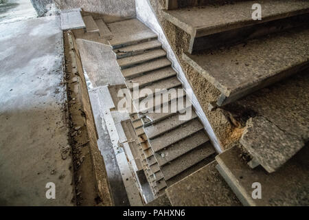 Escaliers intérieurs de l'hôtel abandonné, une fois la Ducor plus importants hôtels à Monrovia, Libéria Banque D'Images