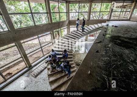 Les gens s'assoient sur les marches de l'hôtel abandonné, une fois la Ducor plus importants hôtels à Monrovia, Libéria Banque D'Images