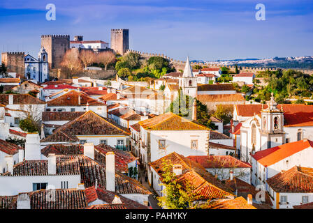 Obidos, Portugal fait obstruction avec ville forteresse médiévale, coucher de la lumière. Banque D'Images