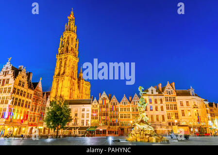 Antwerpen, Belgique. Scène de nuit au centre-ville d'Anvers, Belgique le long de la célèbre rue Meir et le seul tour de la cathédrale de Notre Dame. Banque D'Images