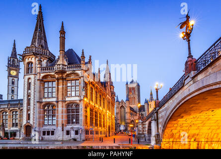 Gand, Belgique. Le centre historique de Gand (Gand), remblai Graslei la nuit. L'ancien centre du port médiéval en Flandre. Banque D'Images