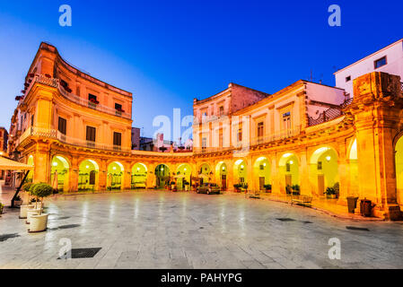 Martina Franca, Pouilles, en Italie. La Piazza Plebiscito et Basilica di San Martino au crépuscule. Pouilles, région de Bari en Italie. Banque D'Images