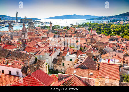 Trogir, Croatie. La vieille ville de la dalmatie centrale, vue depuis le clocher de la cathédrale Saint-laurent. Banque D'Images