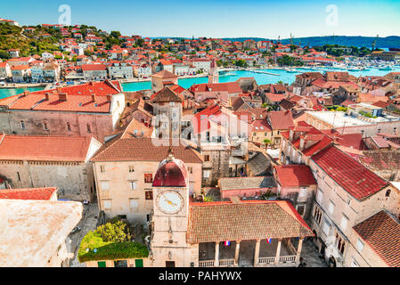 Trogir, Croatie. La vieille ville de la dalmatie centrale, vue depuis le clocher de la cathédrale Saint-laurent. Banque D'Images