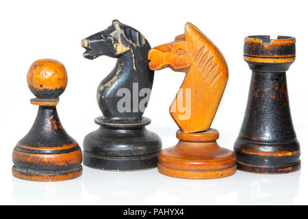 Les chiffres d'échecs en bois vintage isolé sur fond blanc Banque D'Images