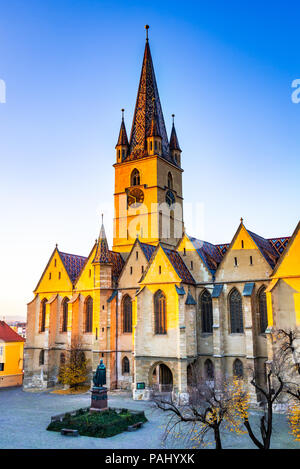 Sibiu, Roumanie. La Cathédrale évangélique dans le centre de Sibiu, Transylvanie, Capitale européenne de la Culture pour l'année 2007. Banque D'Images