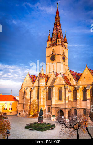 Sibiu, Roumanie. Centre-ville médiévale avec la Cathédrale, la Transylvanie, Capitale européenne de la Culture pour l'année 2007. Banque D'Images