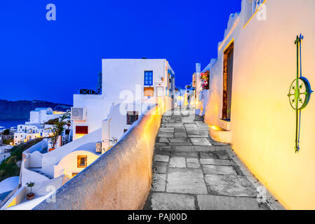 Santorin, Grèce. Crépuscule vue incroyable d'Oia, à partir de la ville de Thira, blanchis, les îles grecques. Destination de vacances Europe. Banque D'Images