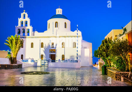 Santorin, Grèce. Église de Panaghia de Platsani, Oia village blanc dans les îles grecques. Banque D'Images