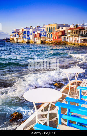 Mykonos, Grèce. Maisons au bord de la Petite Venise, considéré comme l'un des endroits les plus romantiques sur les îles des Cyclades. Banque D'Images