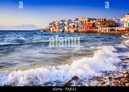 Mykonos, Grèce. Maisons au bord de la Petite Venise, considéré comme l'un des endroits les plus romantiques sur les îles des Cyclades. Banque D'Images