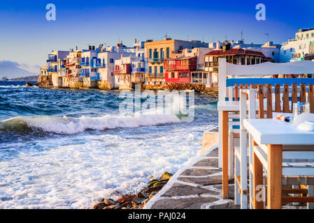 Mykonos, Grèce. Maisons au bord de la Petite Venise, considéré comme l'un des endroits les plus romantiques sur les îles des Cyclades. Banque D'Images