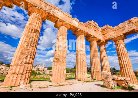 Sicile, Italie. Selinunte, le grec ancien temple de Héra ruines de l'architecture de style dorique. Banque D'Images