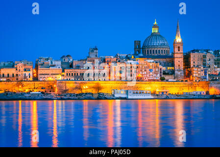 La Valette, Malte, la skyline de Marsans Harbour au crépuscule. Banque D'Images