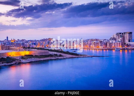 Malte nightview de Marsamxmett Harbour et Silema ville, La Valette. Banque D'Images