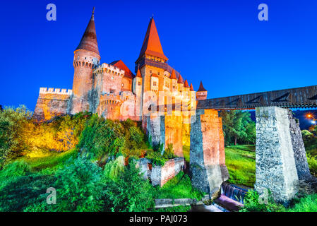 Château Corvin beau panorama avec pont en bois, Hunedoara, Transylvanie, Roumanie, Europe. Banque D'Images