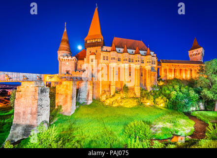 Château Corvin beau panorama avec pont en bois, Hunedoara, Transylvanie, Roumanie, Europe. Banque D'Images