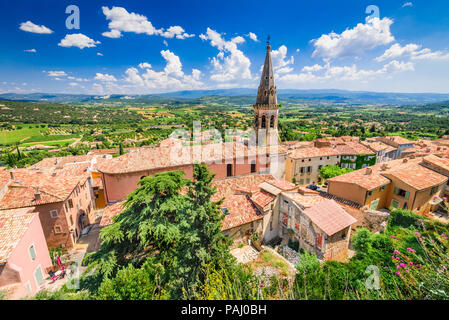 Panorama de Saint-Saturnin-les-Apt, France, avec tours et bâtiments de l'église St Etienne. Village de Provence. Banque D'Images