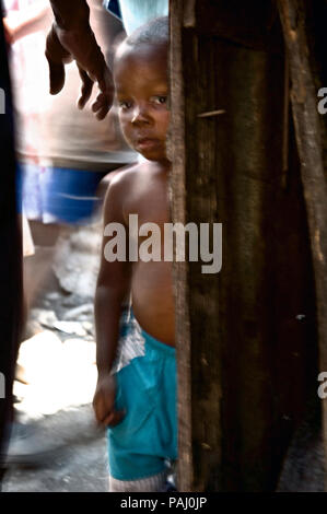 Un enfant dans Cité Soleil. Banque D'Images