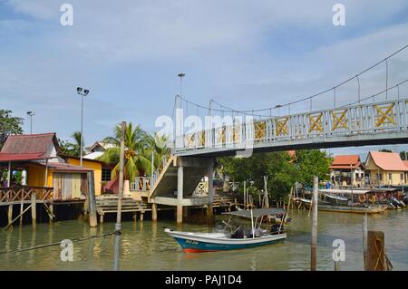 Le petit pont au village de pêcheurs de Malacca Banque D'Images