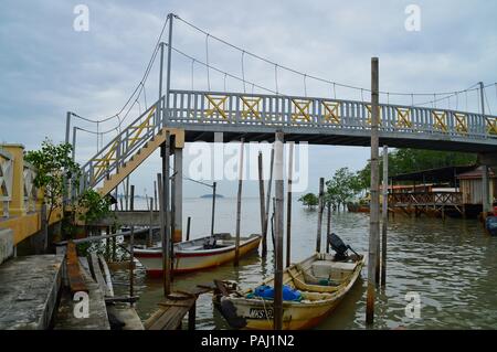 Le petit pont au village de pêcheurs de Malacca Banque D'Images