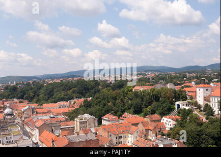 Avis de Zagreb et la tour Lotrscak et une partie de la haute ville, la Croatie. Vieux toits orange. Vieille ville d'Europe. Vue panoramique de Zagreb avec ciel bleu Banque D'Images