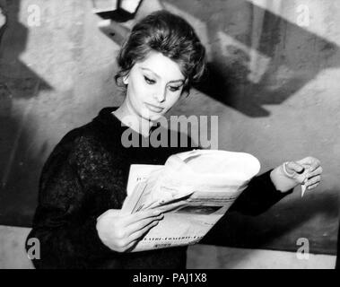 Sophia Loren lire un journal dans une pause sur le tournage du film el Cid, 1961 Banque D'Images