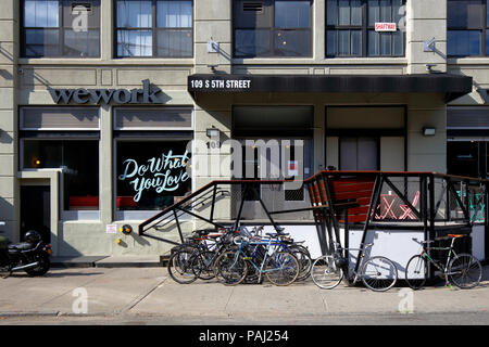 WeWork South Williamsburg, 109 S 5th St, Brooklyn, NY. Extérieur d'un espace de travail commun. Banque D'Images