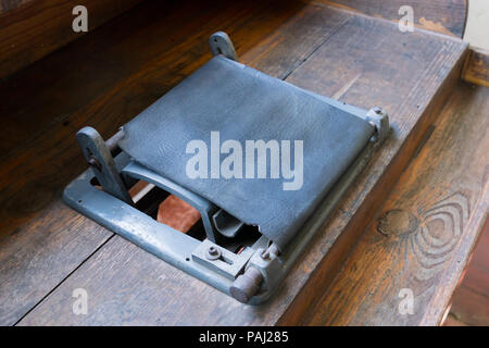 Rouleur de cigares la machine. Fabrication de cigares traditionnels. République dominicaine, Cuba. Banque D'Images