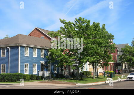 Une vue de l'époque coloniale aux couleurs vives, propriétés dans le Confédération sur Great George Street, le centre-ville de Charlottetown, PEI Banque D'Images