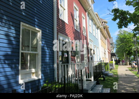 Une vue de l'époque coloniale aux couleurs vives, propriétés dans le Confédération sur Great George Street, le centre-ville de Charlottetown, PEI Banque D'Images