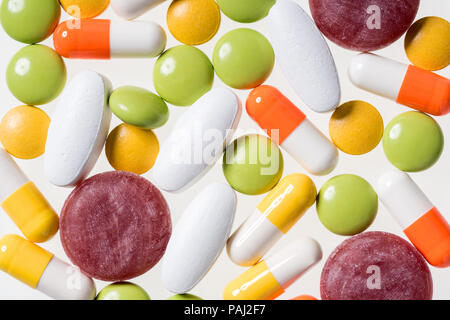 Des médicaments oraux colorés sur fond blanc - Close up Banque D'Images