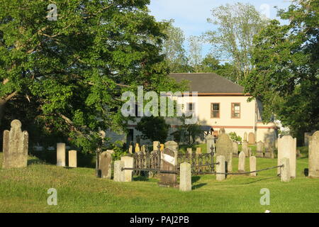 Le vaste terrain au Fort Anne Historic Site sont libres d'entrer avec des fonctionnalités intéressantes pour se promener et profiter du soleil en début de soirée. Banque D'Images