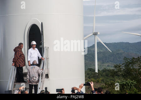 Le Président de l'Indonésie, Joko Widodo inaugure Sidrap Sidenreng Rappang Wind Farm in Regency, Sulawesi du Sud le 2 juillet 2018. Banque D'Images