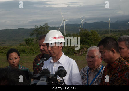 Le Président de l'Indonésie, Joko Widodo inaugure Sidrap Sidenreng Rappang Wind Farm in Regency, Sulawesi du Sud le 2 juillet 2018. Banque D'Images