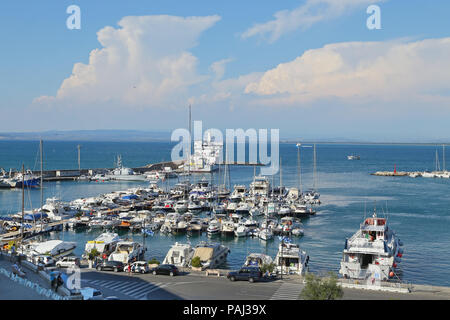 L'île de Giglio, ITALIE - Juillet 18, 2014:Bateaux dans le petit port de 'Porto Santo Stefano", la perle de la mer Méditerranée, Toscane - Italie Banque D'Images