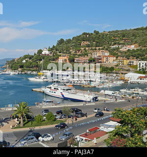 L'île de Giglio, ITALIE - Juillet 18, 2014:Bateaux dans le petit port de 'Porto Santo Stefano", la perle de la mer Méditerranée, Toscane - Italie Banque D'Images