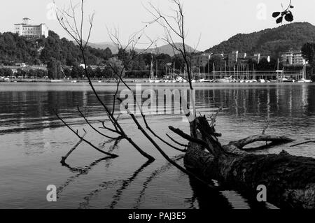 La Rocca Borromea Angera et Lac Majeur en noir et blanc. La Rocca Borromea di Angera e il Lago Maggiore dalla Palude Buschera. Banque D'Images